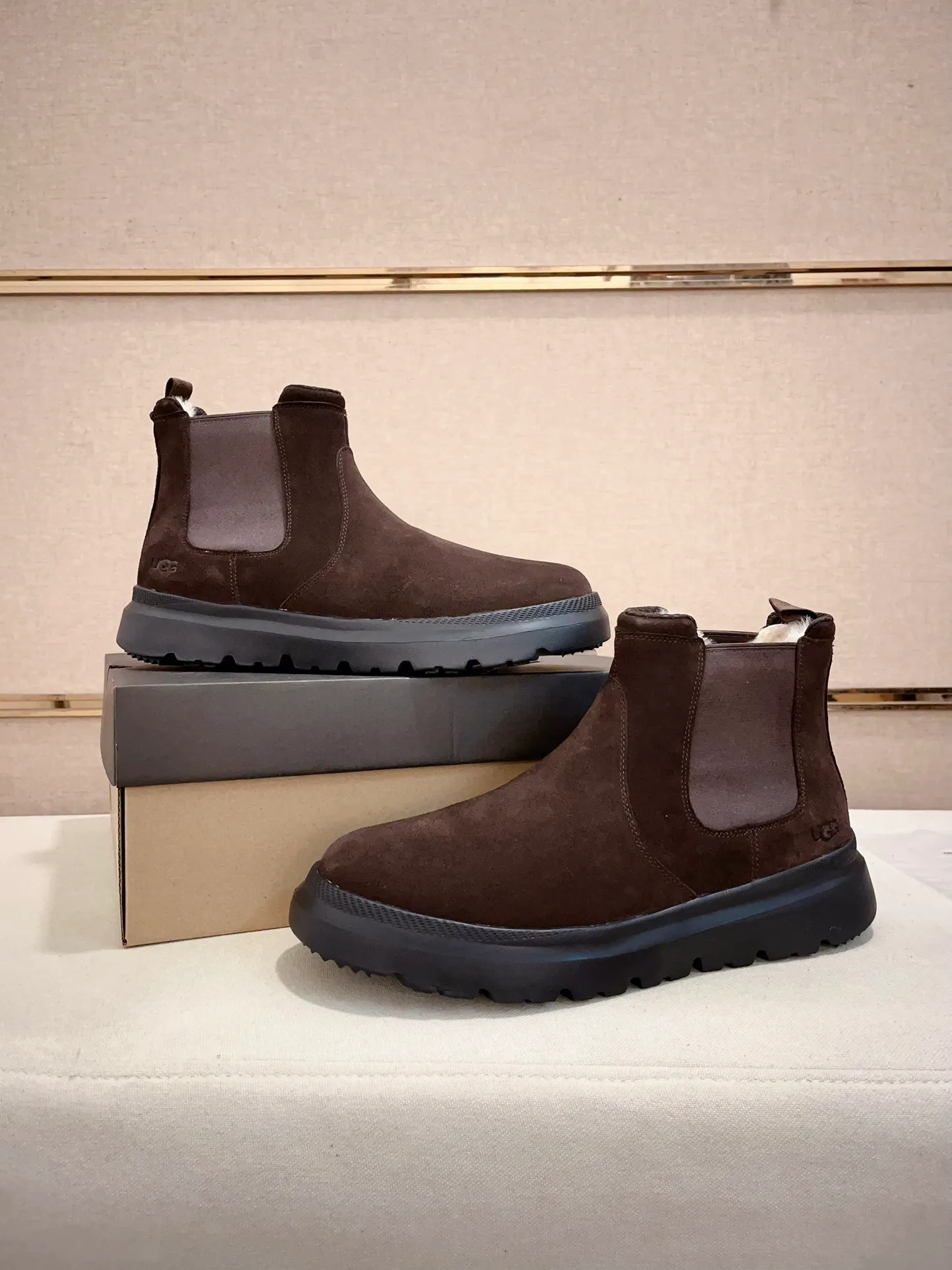 Men's shoes💰: 600💰(high-end goods) UGG❄️❄️Latest model 1:1⃣️quality, fabric: high-end quality first-layer cowhide imported from Europe. Lining: wool lining, sole: pure imported rubber foam outsole. ❤️High-end goods, fine workmanship, trendy and fashionable. The fit is very classy. If you know the goods, you will definitely not be able to refuse😍😍Code number: 41-45. Can be customized 46.47.